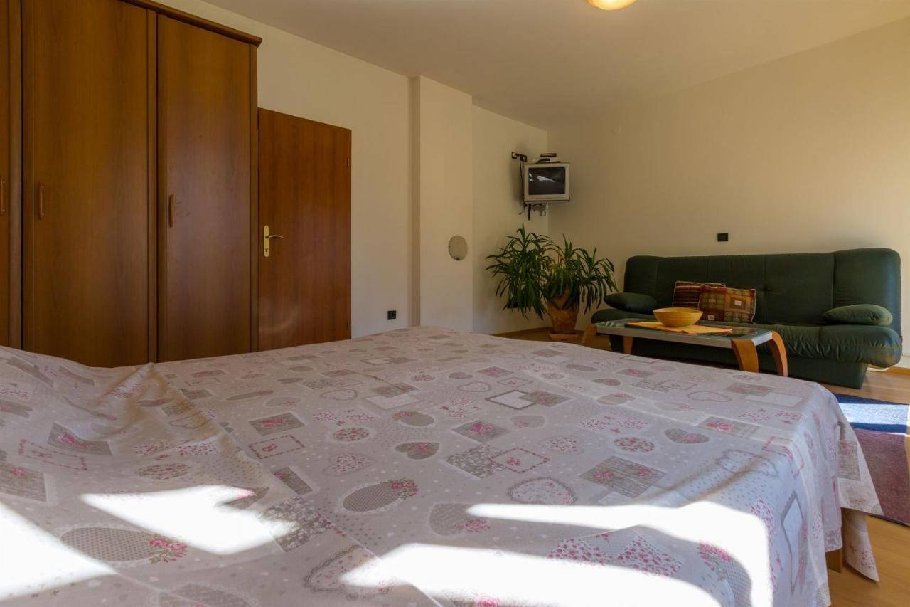 Apartments Villa Katarina Selce Exterior photo